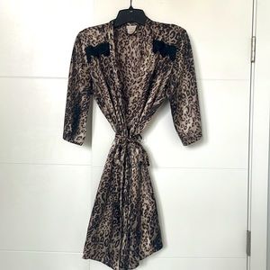 Leopard print satin robe